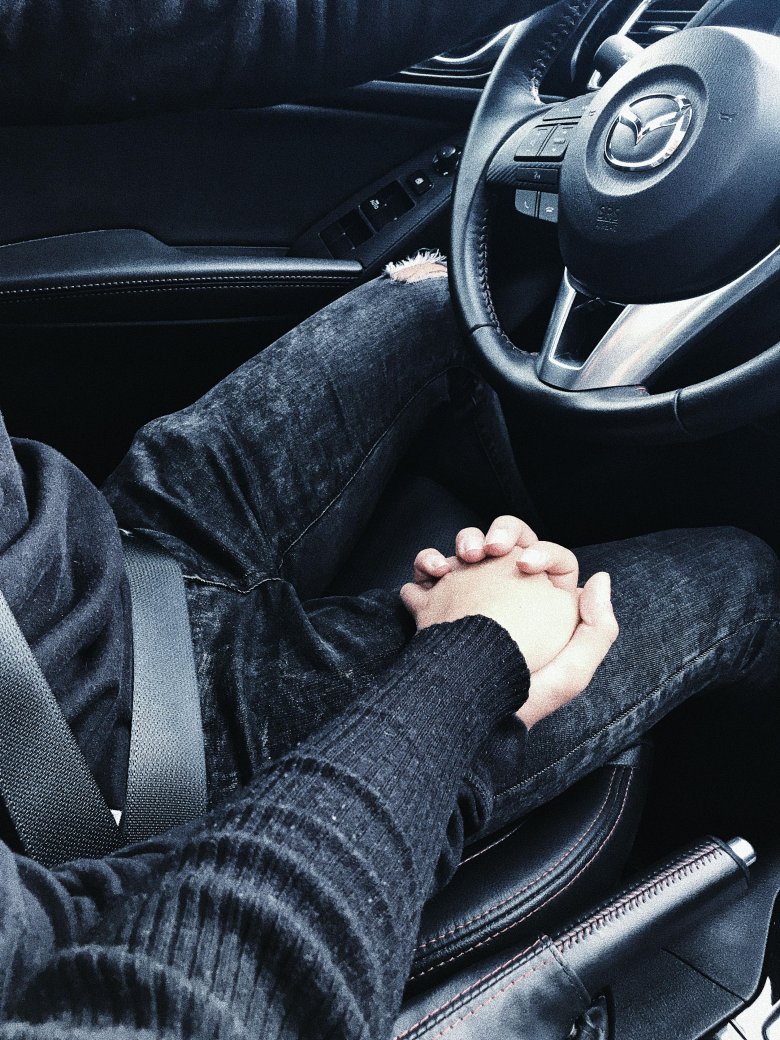 Парень и девушка в машине без лица