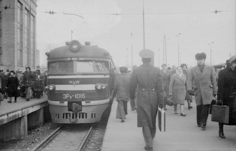 Эр2 на варшавском вокзале в ленинграде