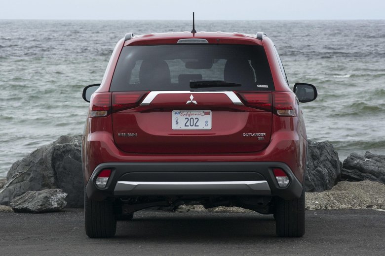 Митсубиси аутлендер 2016 сзади