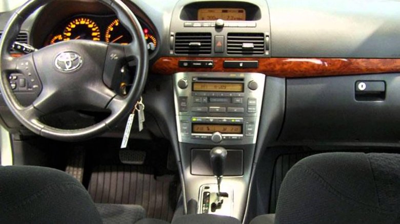 Toyota avensis 2004 салон