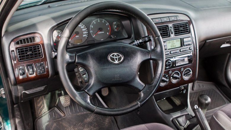 Тойота авенсис 2000 салон