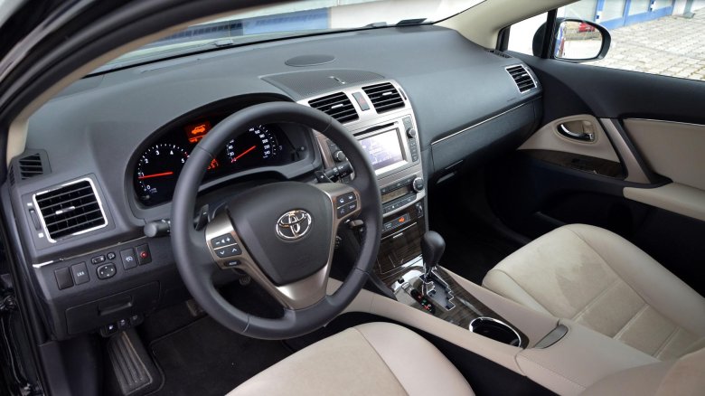 Toyota avensis 2009 универсал салон