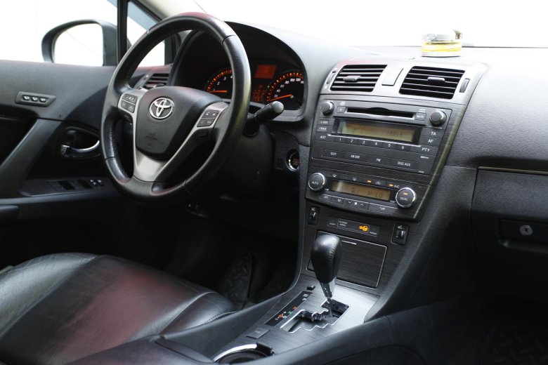 Toyota avensis 2009 салон