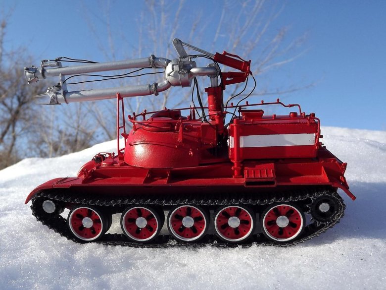 Гусеничная пожарная машина