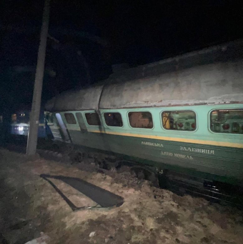 Пассажирский поезд сошел с рельс