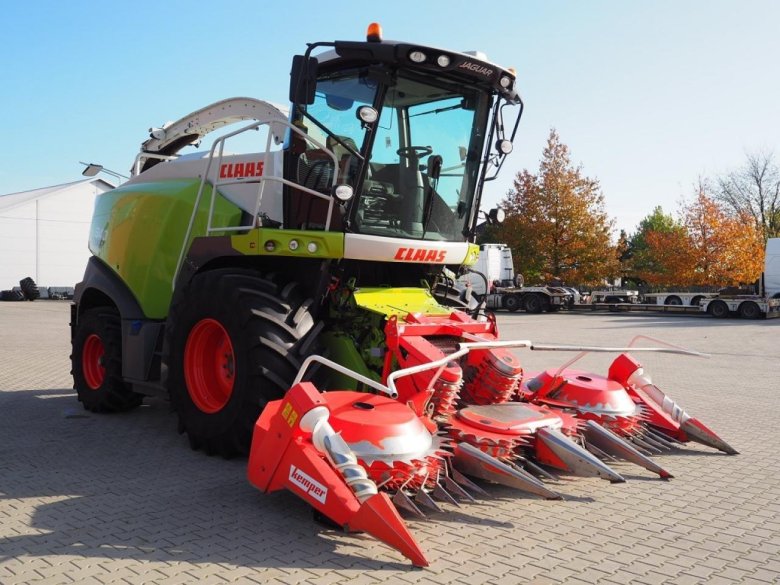 Кормоуборочный комбайн claas