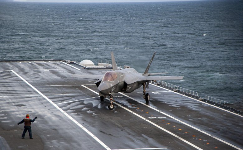 Взлет f-35 с палубы