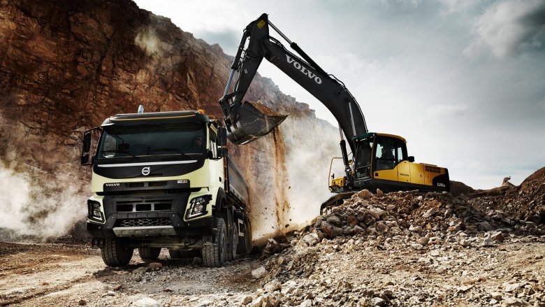 Самосвал вольво в карьере