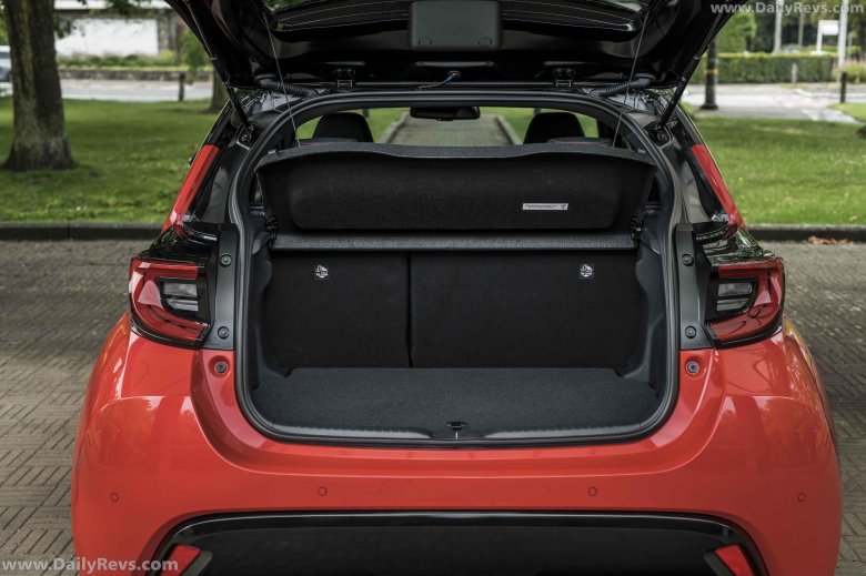 Toyota yaris hybrid багажник