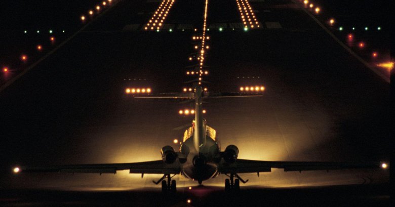 Самолет на взлетной полосе