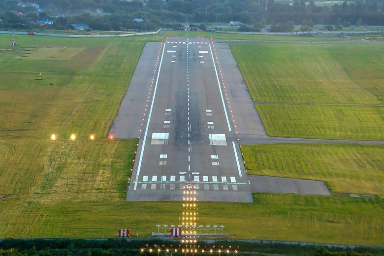 Взлетно посадочная полоса аэропорта