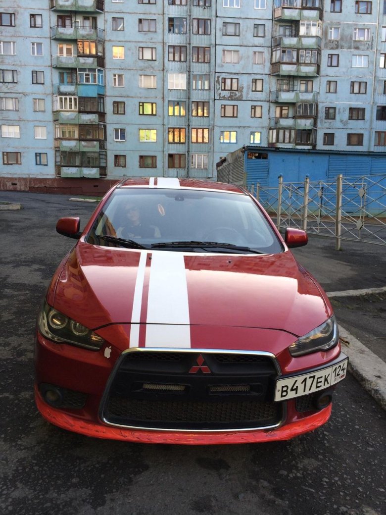 Красный митсубиси лансер 10 с черной крышей