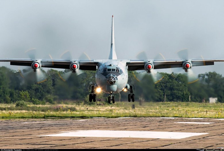 Ан 12 военно транспортный самолёт