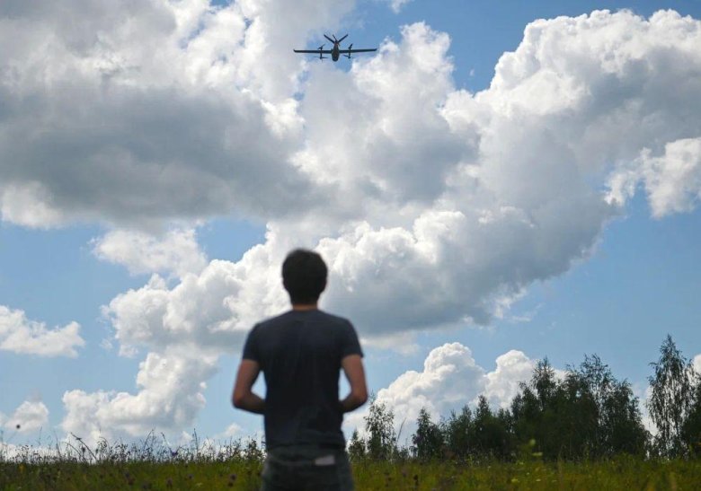 Беспилотник самолетного типа в небе