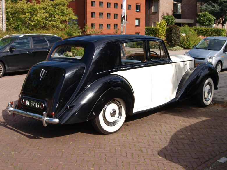 Rolls-royce silver wraith