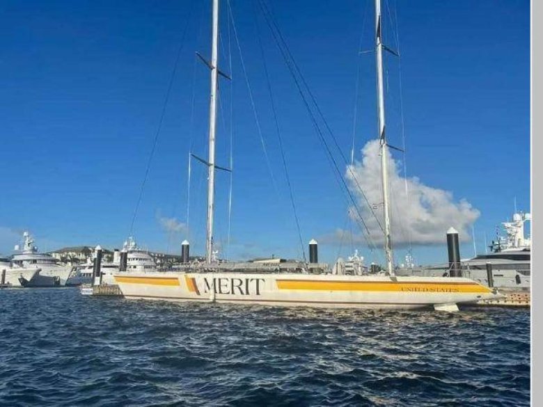 Maxi yacht