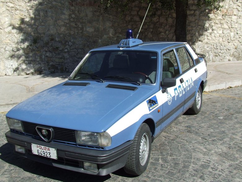 Alfa romeo 75 carabinieri