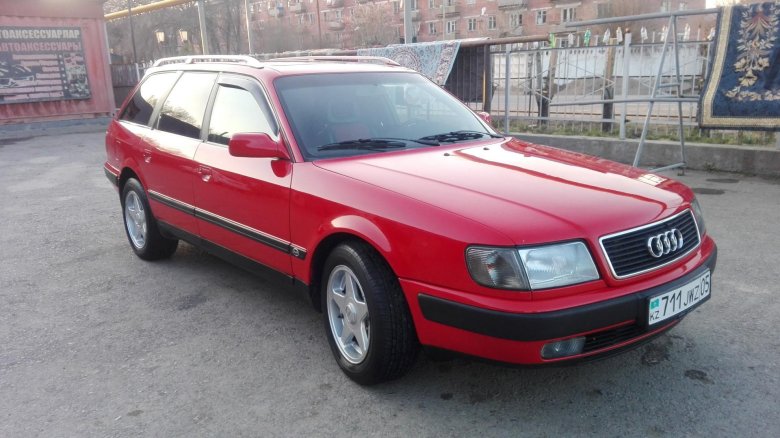 Ауди 100 красная