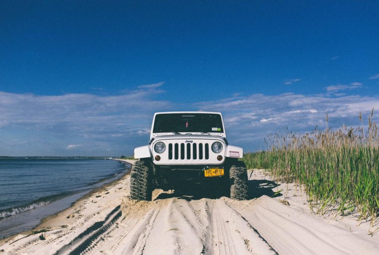 Джип на пляже
