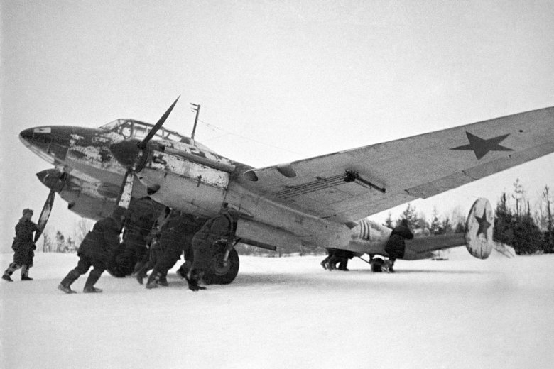 Пикирующий бомбардировщик пе 2