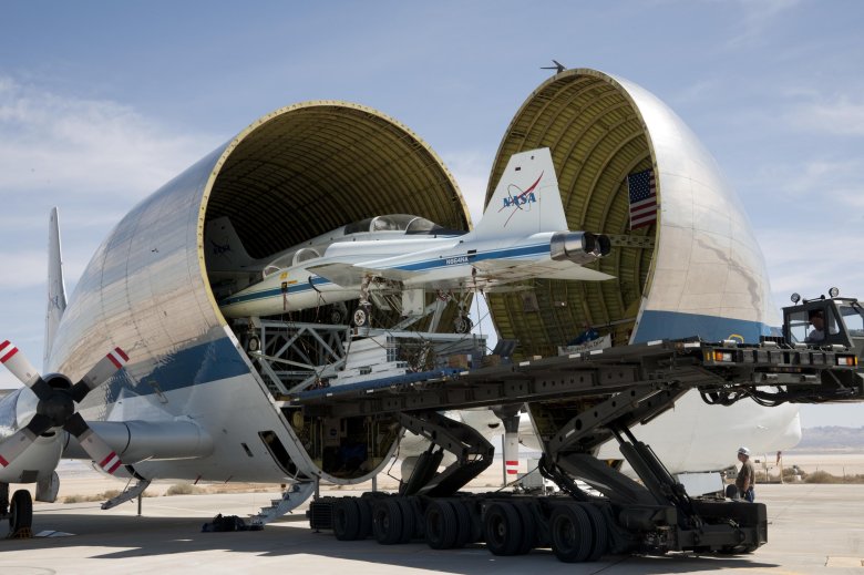 Грузовой самолет super guppy