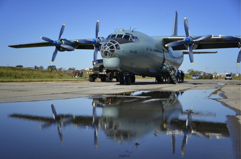Ан 12 военно транспортный самолёт