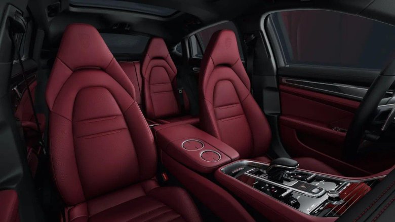 Порше панамера с красным салоном