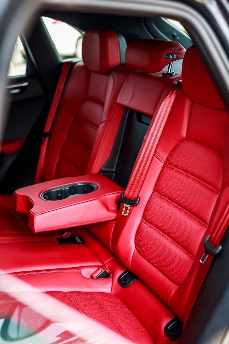 Порше макан с красным салоном