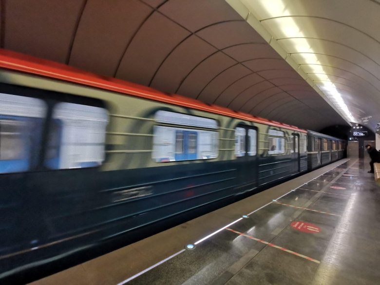 Метро поезд