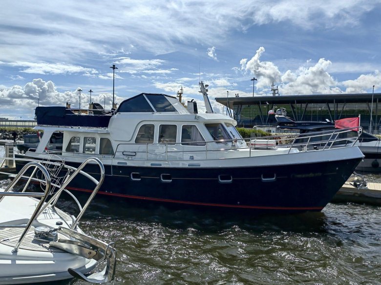 Яхта linssen grand sturdy 500