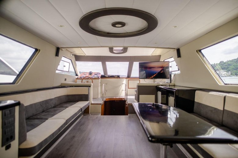 Моторная яхта