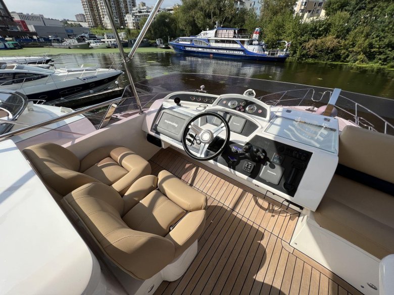 Яхта моторная