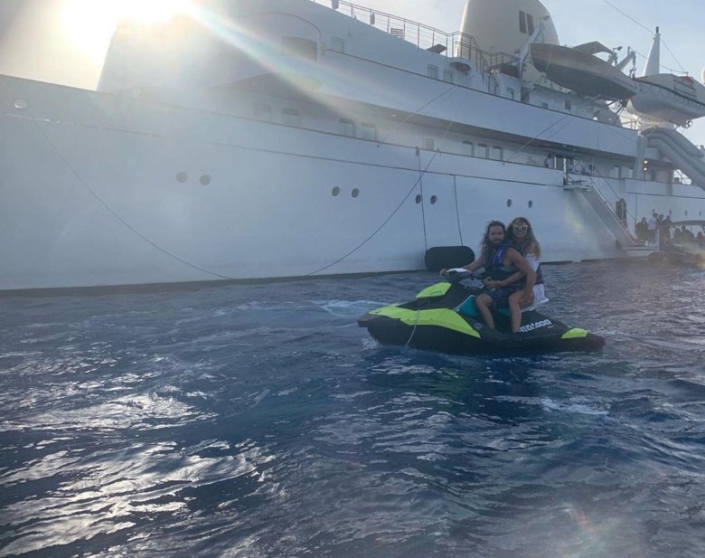 Яхта на море