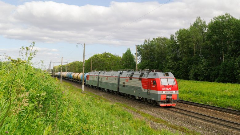 Локомотив ермак 2эс5к