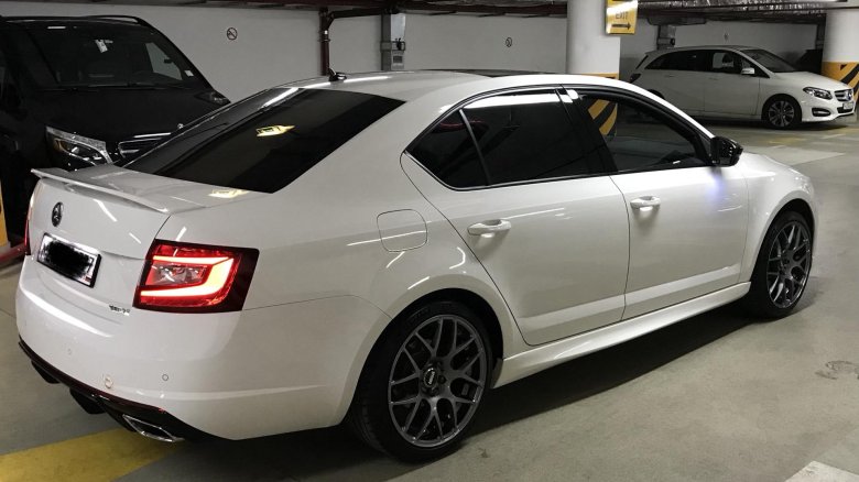 Skoda octavia a7 rs white