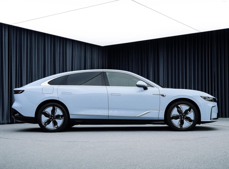 Автомобиль седан