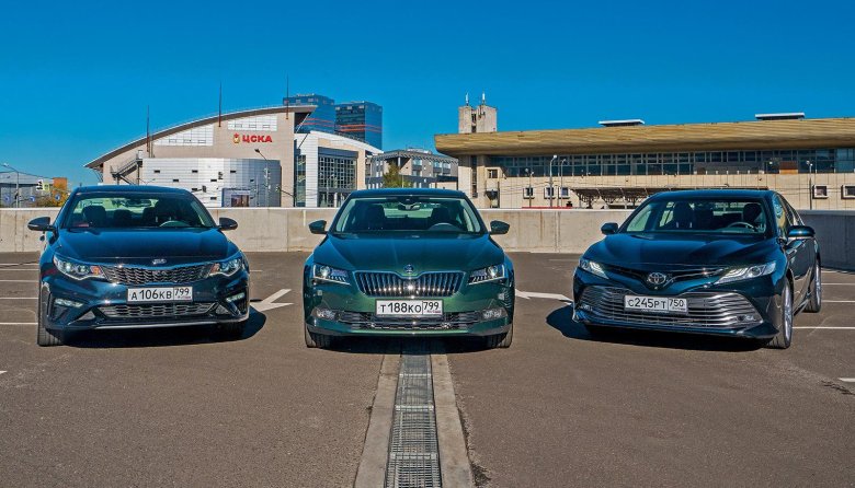 Skoda superb vs toyota camry