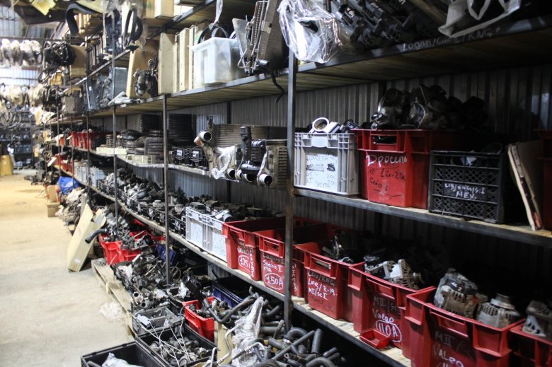 Склад запчастей для автомобилей