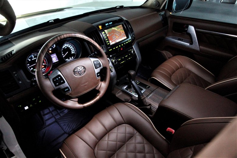 Тойота ленд крузер 200 перешитый салон