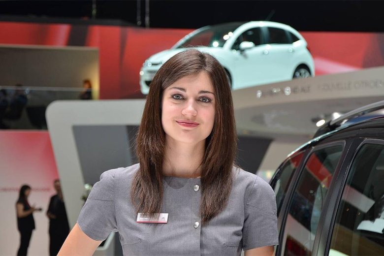 Девушки московского автосалона
