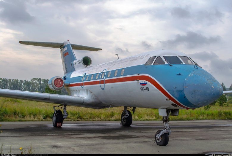 Як 40 пассажирский самолет