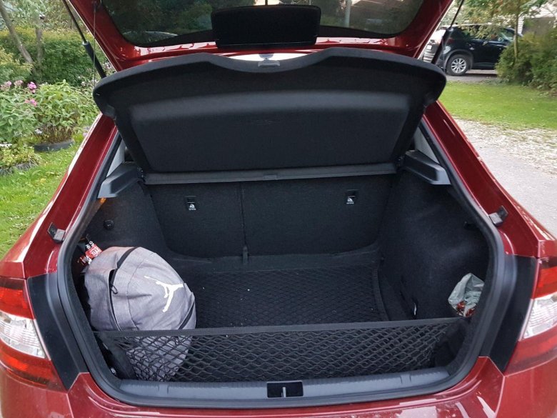 Рапид лифтбек багажник