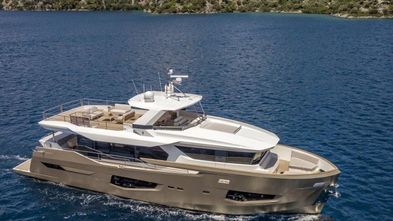 Яхта небольшая