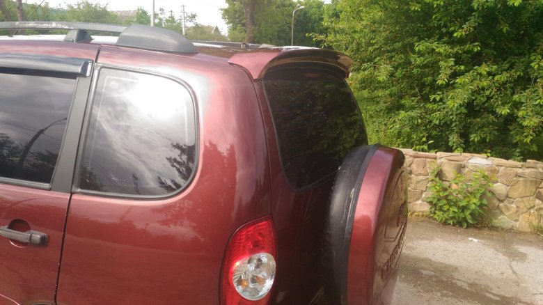 Спойлер заднего стекла шевроле нива