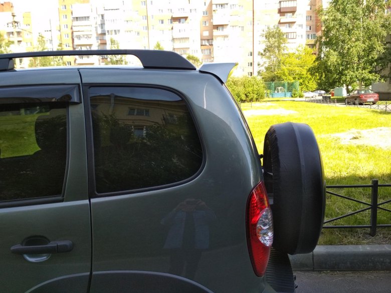 Спойлер заднего стекла шевроле нива