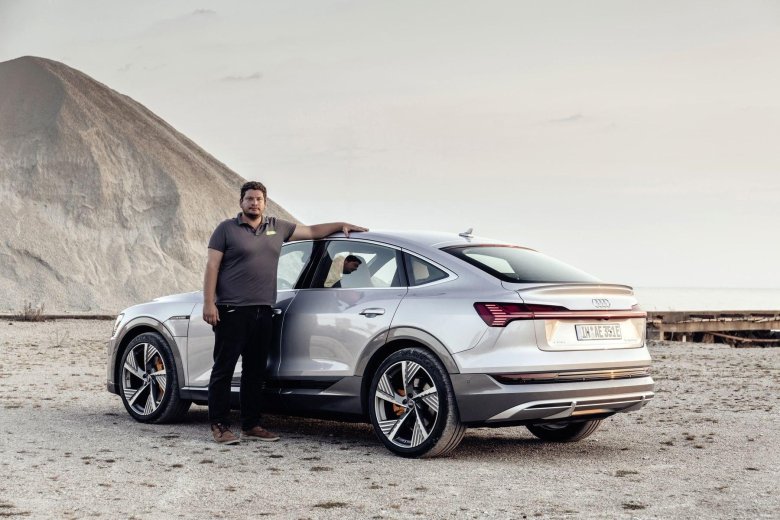 Ауди ку8 е трон