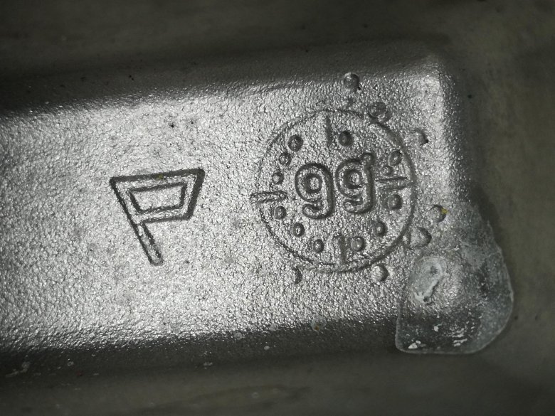 Клеймо на двигателе