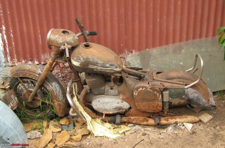 Мотоцикл урал старый ржавый