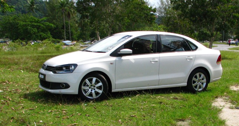 Белый volkswagen polo