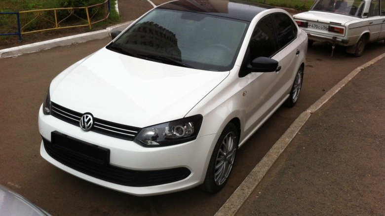 Белый volkswagen polo